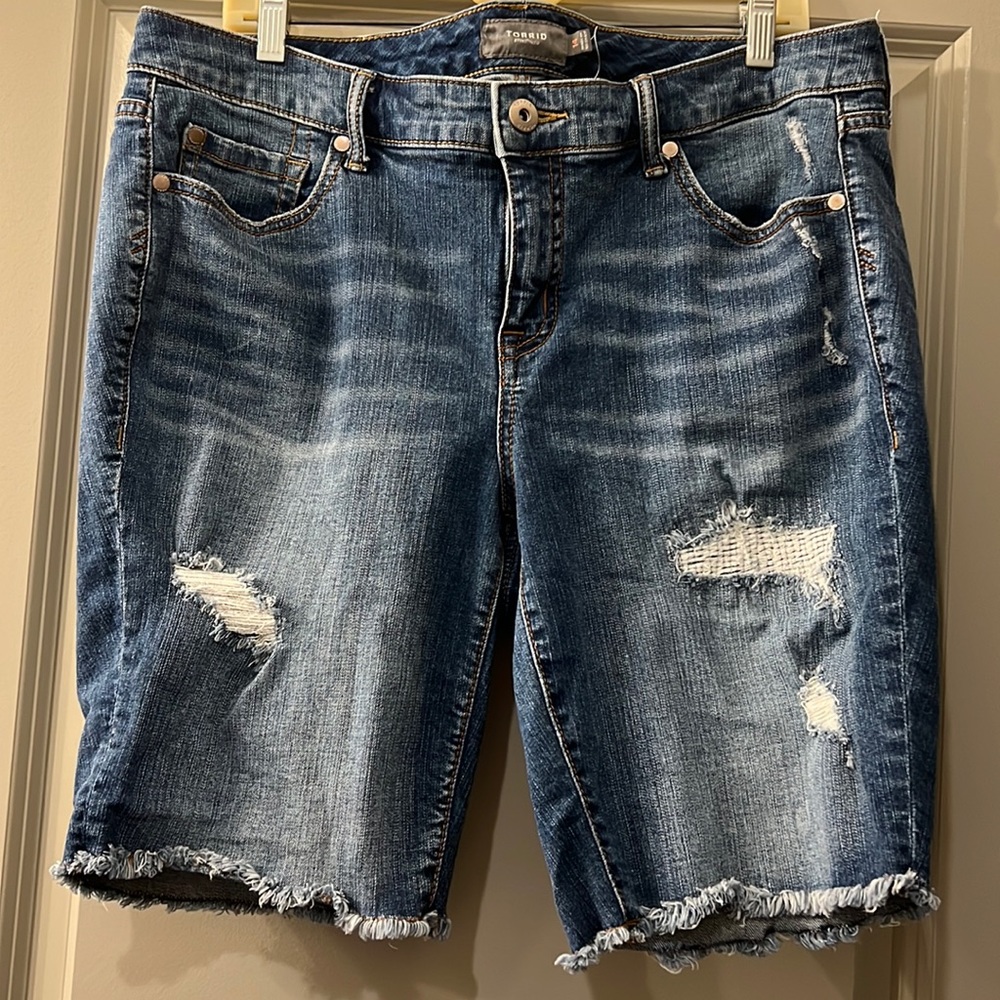 Boat shorts by Torrid size 14 with 5 pockets like new only worn once.